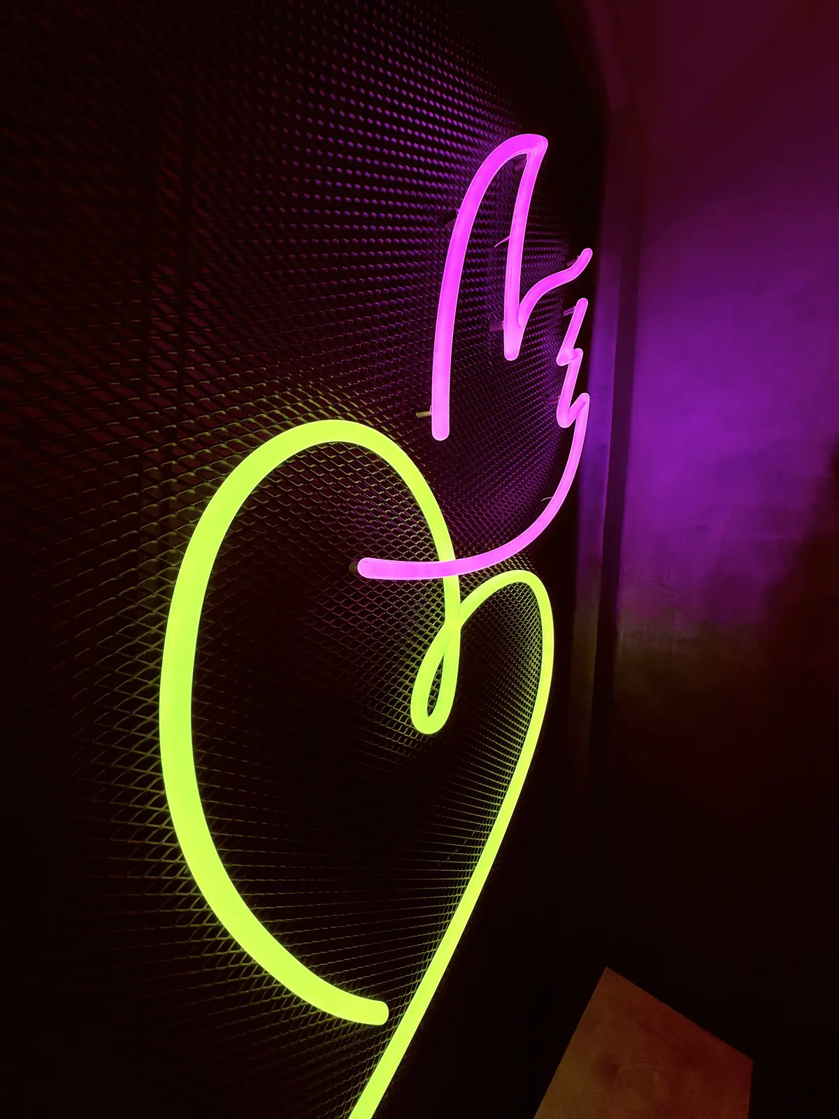 Neónové srdce Iasai — realizácia Neonworld