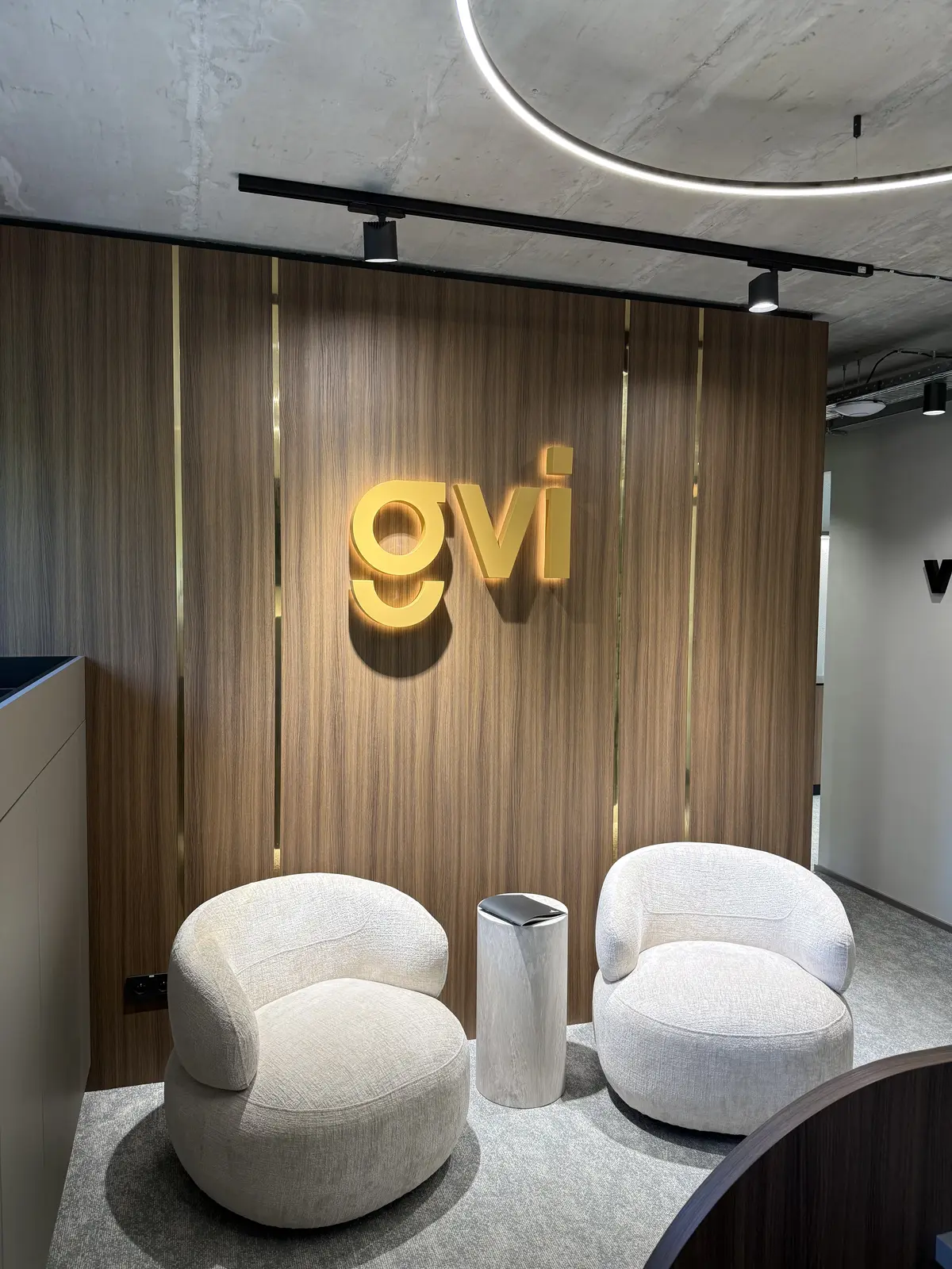 3D písmená GVI — interiér 2 — realizácia Neonworld