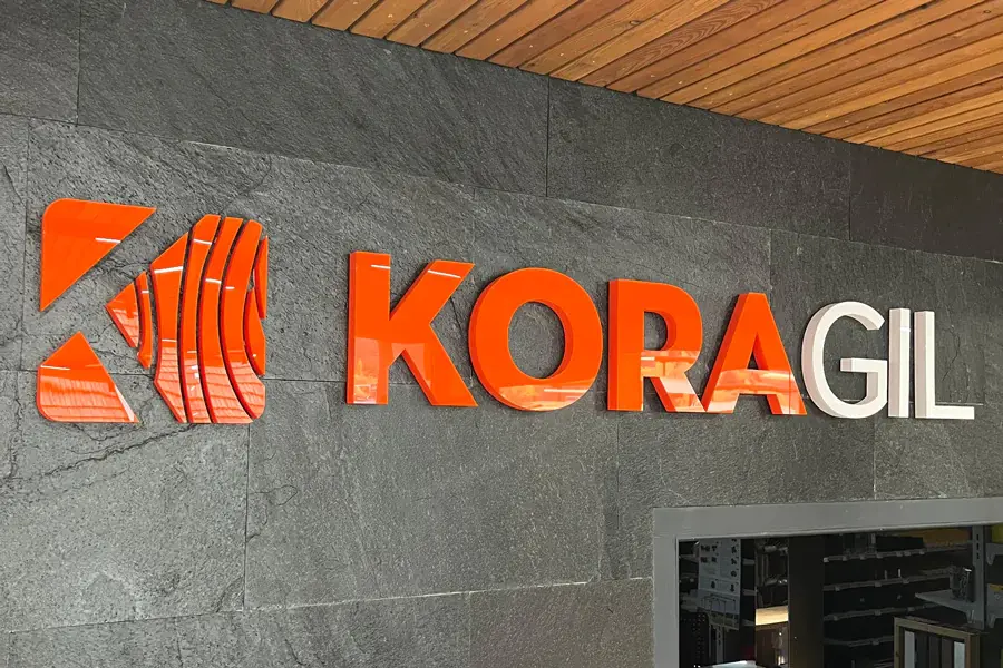 3D logo Koragil na kamennej stene — realizácia Neonworld