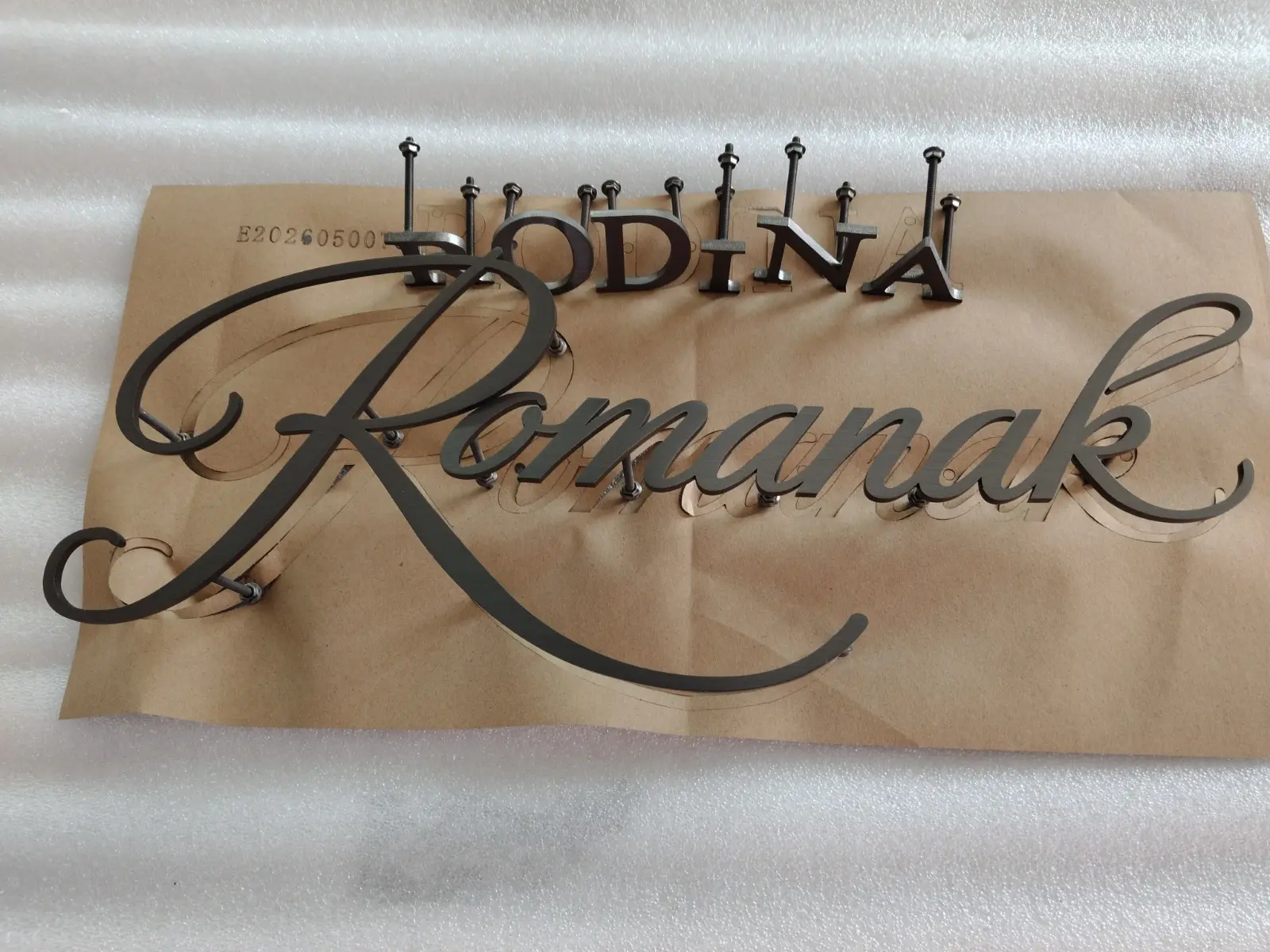 Kovový nápis Hodina Romanak — realizácia Neonworld