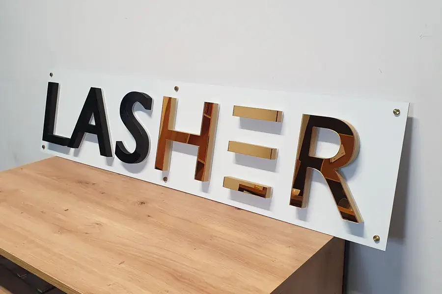 3D nápis Lasher so zrkadlovým efektom — realizácia Neonworld
