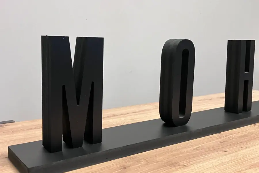 Čierne 3D písmená z PVC Mohito — realizácia Neonworld