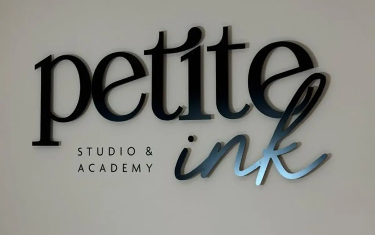 Matný čierny 3D nápis Petite Ink Studio & Academy — realizácia Neonworld