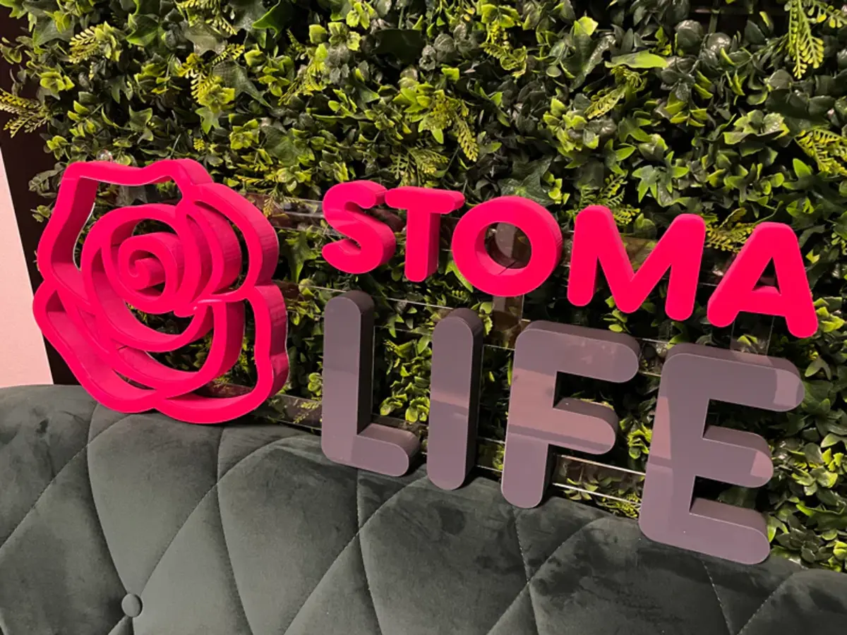 Styrodúrové 3D logo a nápis Stoma Life — realizácia Neonworld