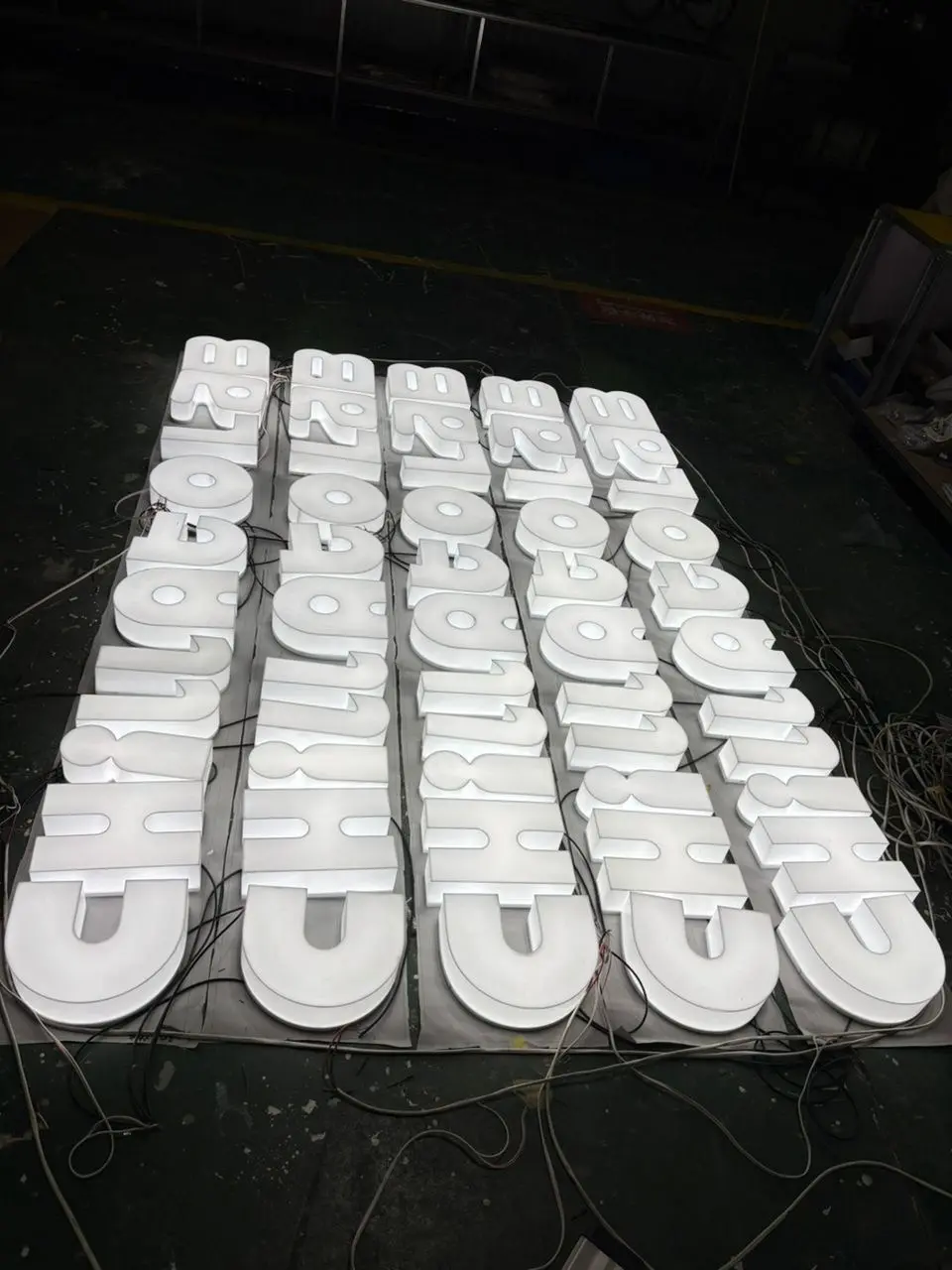 Výroba bielych 3D písmen — realizácia Neonworld
