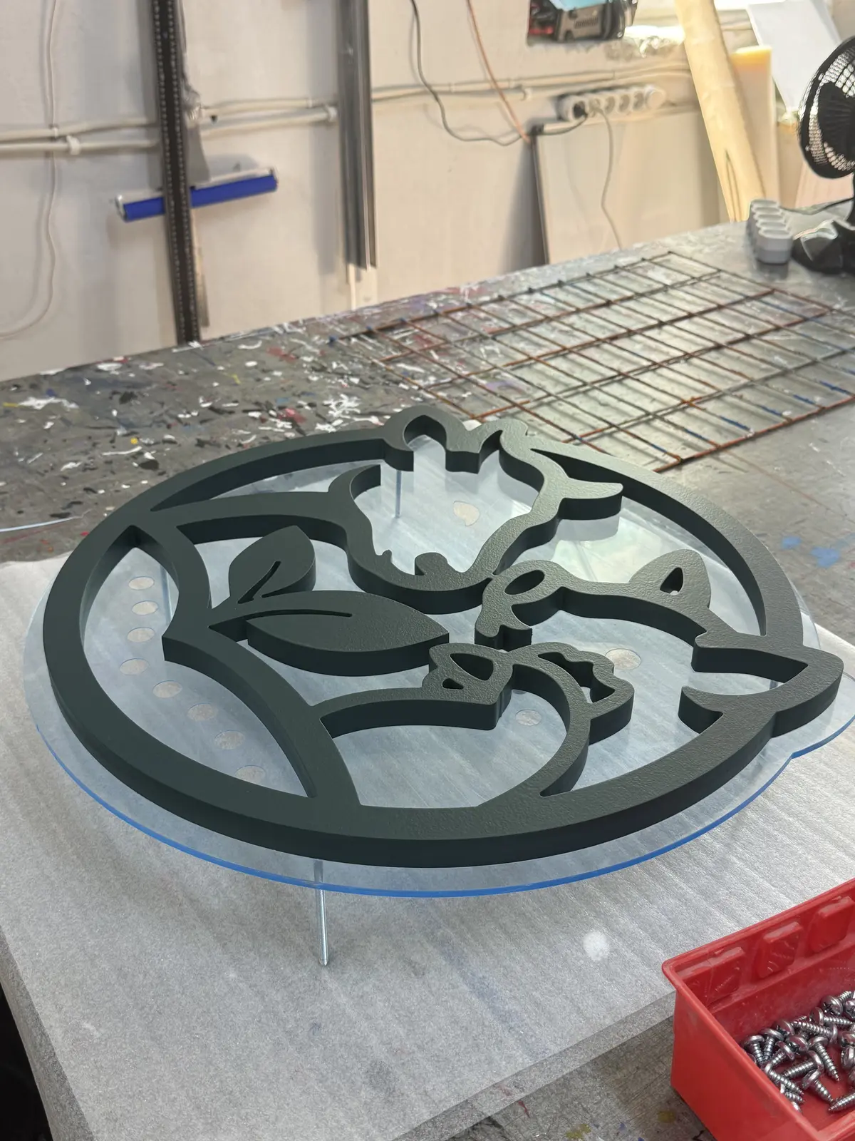 Výroba — frézované logo — realizácia Neonworld