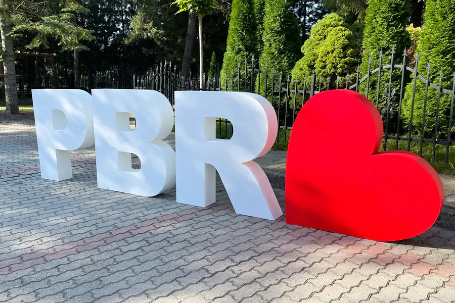 Veľkoformátové biele XXL písmená PBR so srdcom — realizácia Neonworld