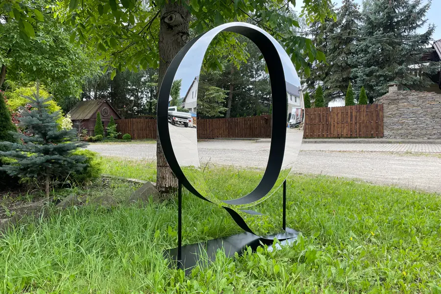 Veľkoformátové XXL písmeno Q so zrkadlovým povrchom — realizácia Neonworld