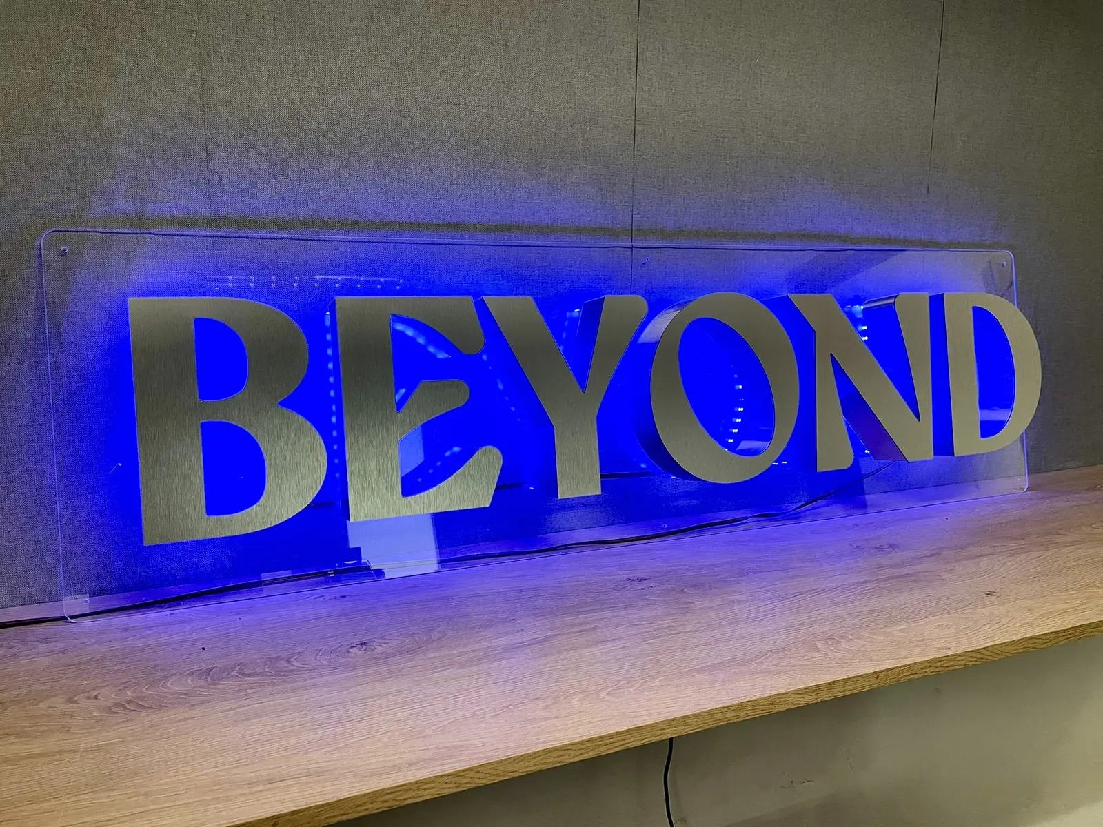 Podsvietené písmená Beyond — realizácia Neonworld