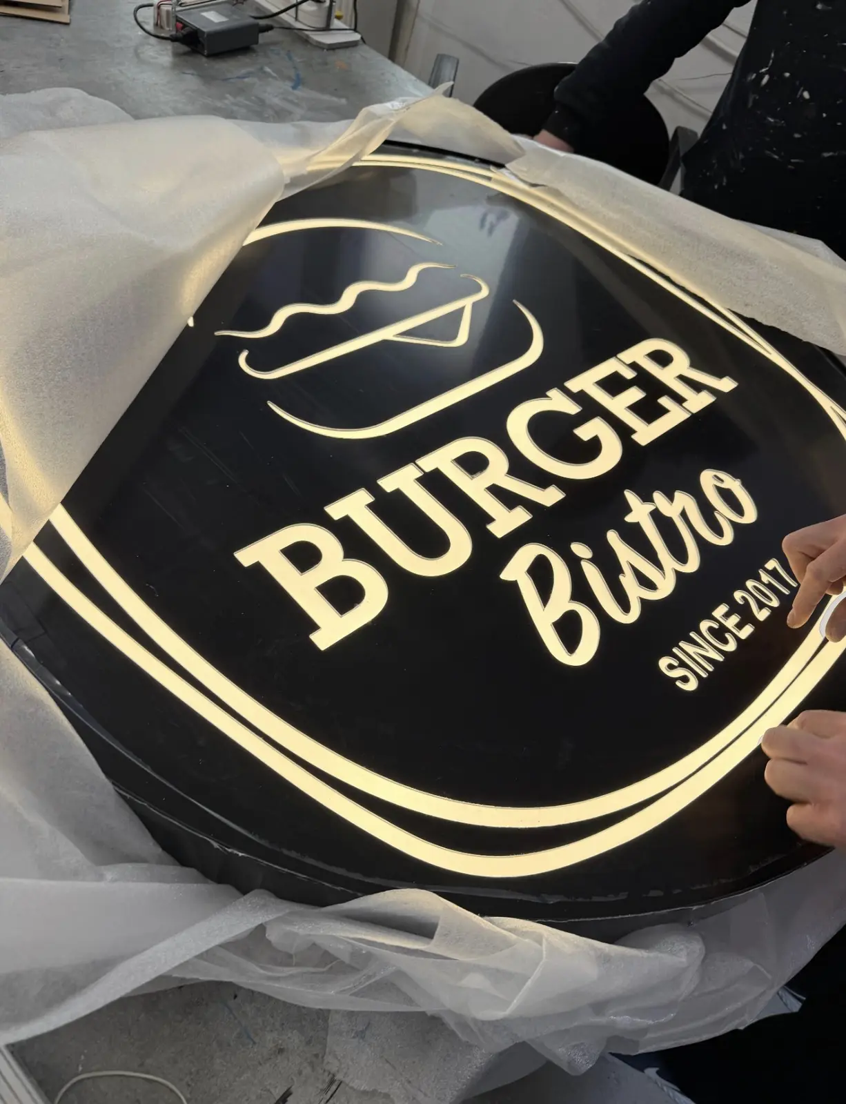 Svetelný panel Burger Bistro — realizácia Neonworld