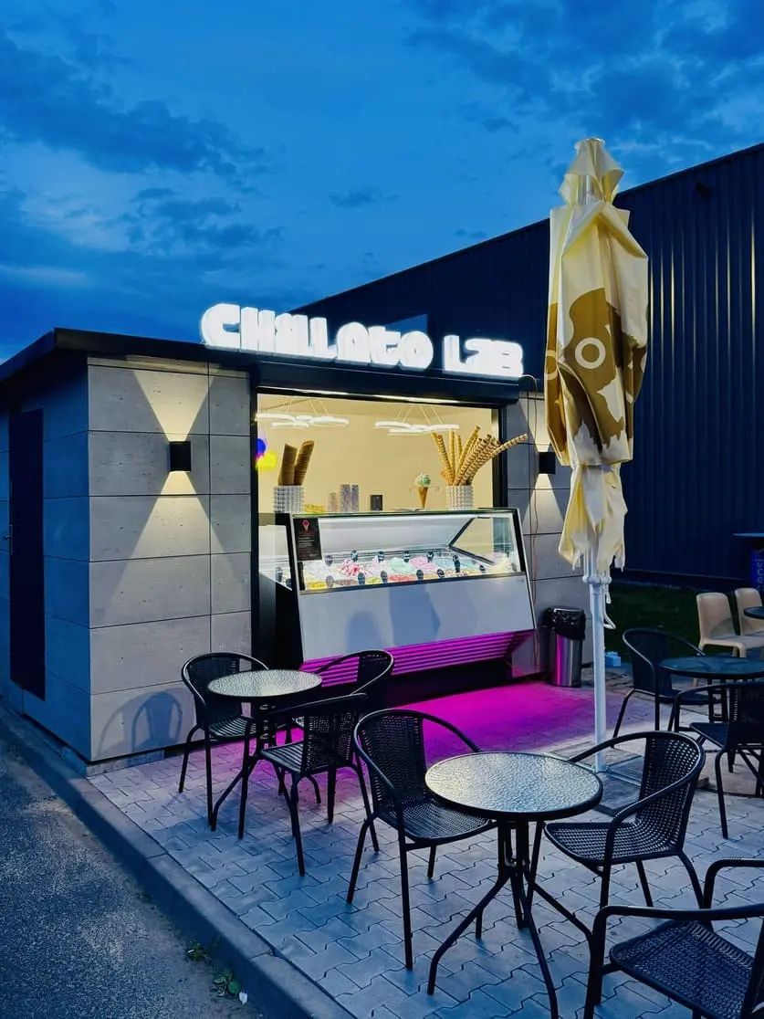 Svetelný nápis Chillato Lab v noci — realizácia Neonworld