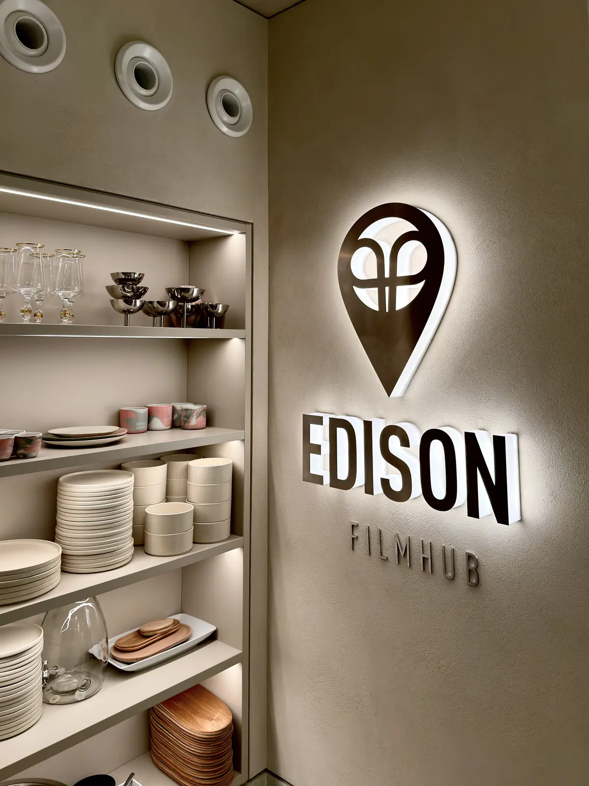 Svetelné logo Edison Filmhub — realizácia Neonworld