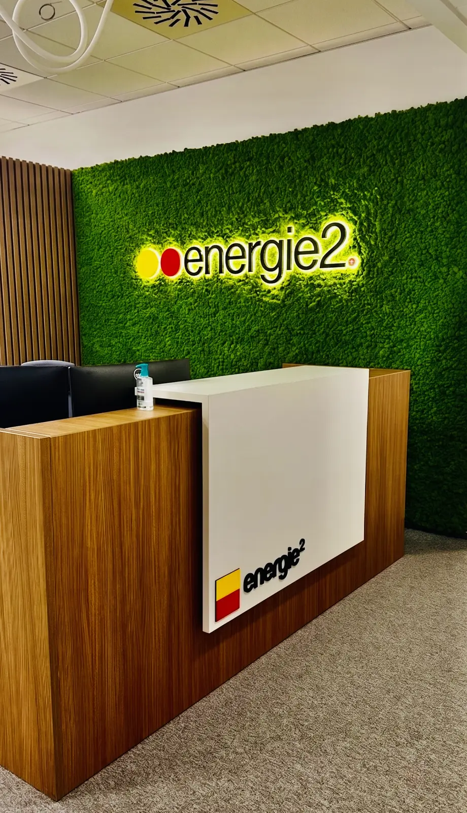 Podsvietené logo Energie2 na machovej stene — realizácia Neonworld