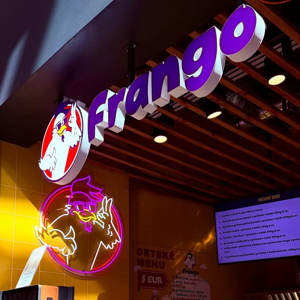 Svetelné písmená Frango — realizácia Neonworld
