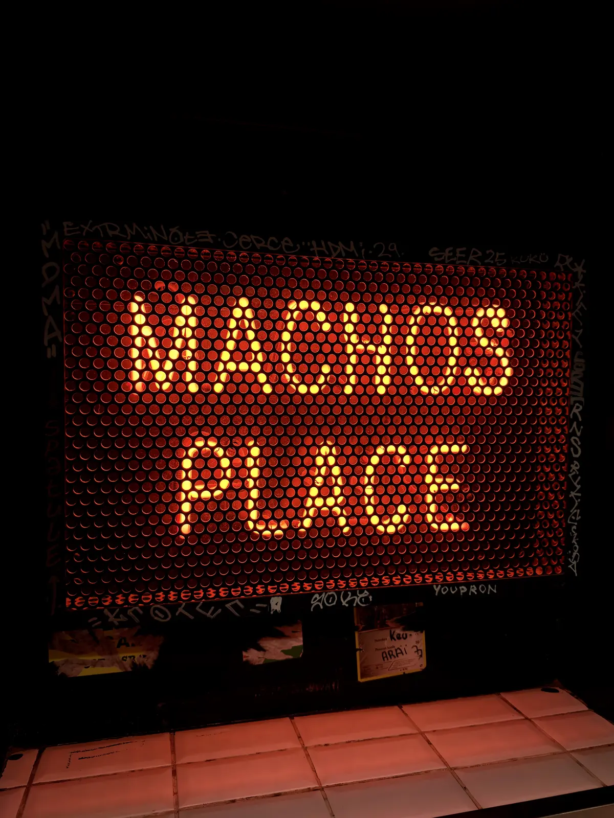 Žiarovkový svetelný panel Machos Place — realizácia Neonworld