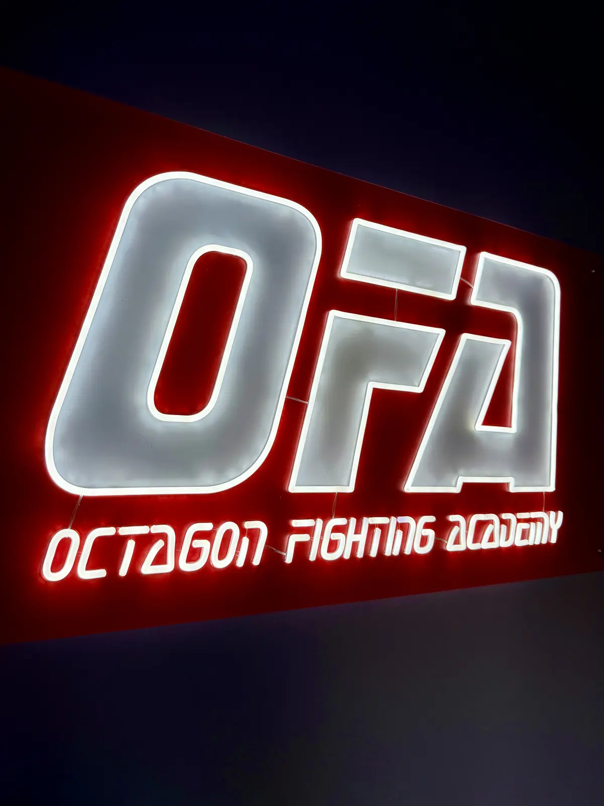 Svetelná reklama OFA — Octagon Fighting Academy — realizácia Neonworld