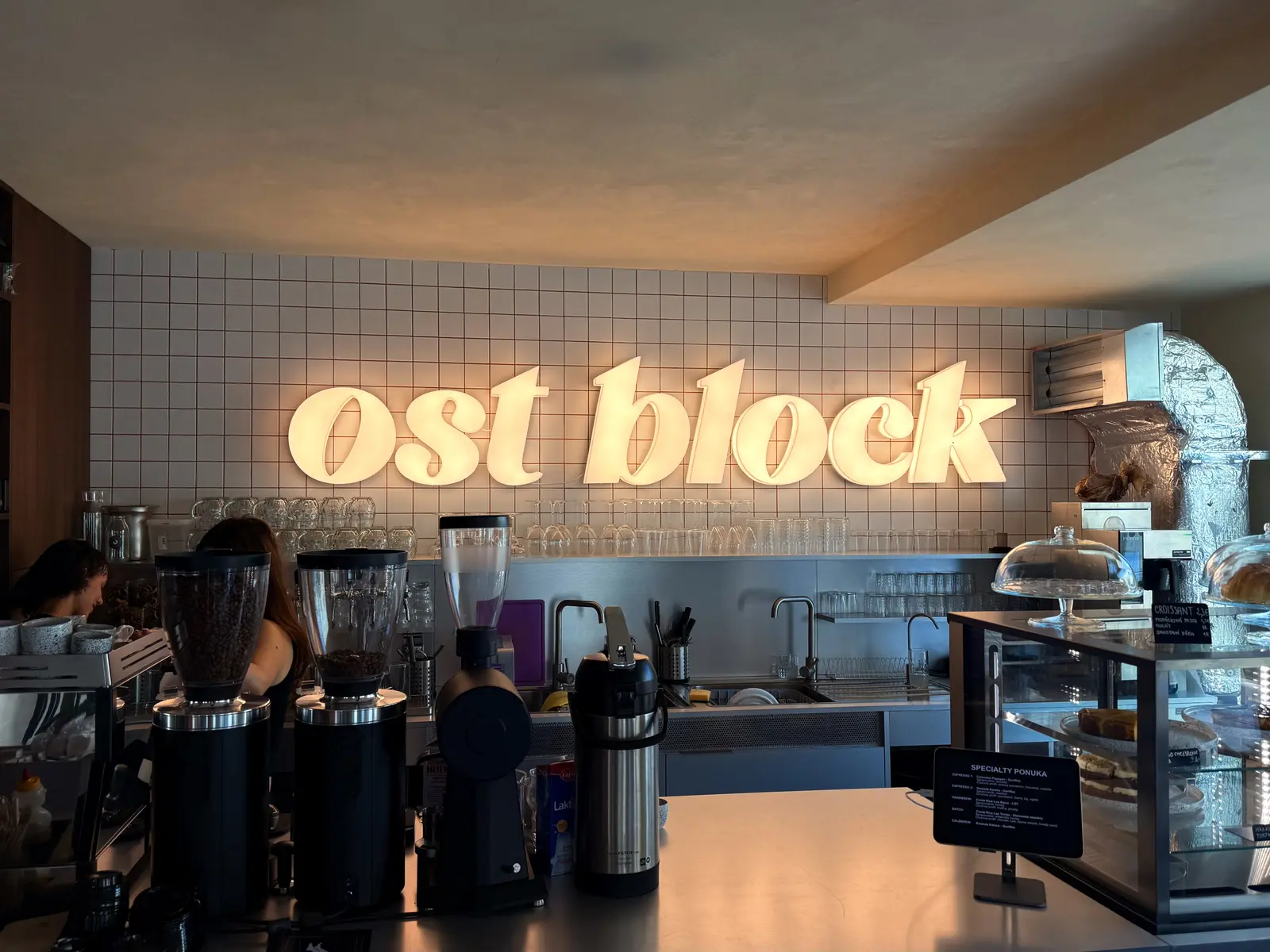 Svietiace písmená Ost Block — realizácia Neonworld