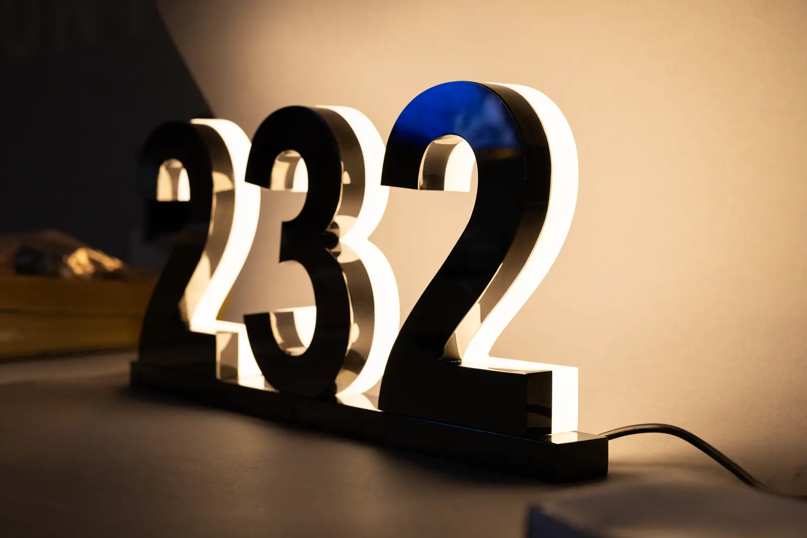 Podsvietené čísla 232 — realizácia Neonworld