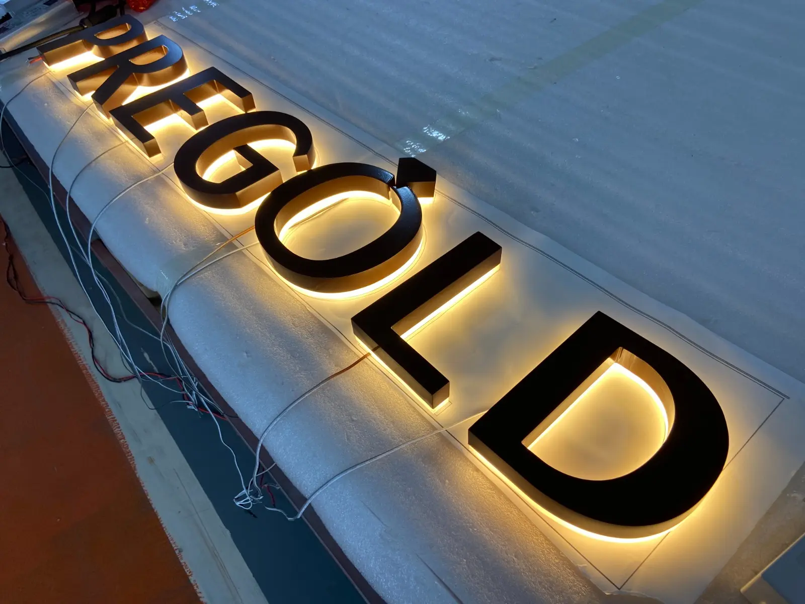 Podsvietené 3D písmená Pregold — realizácia Neonworld