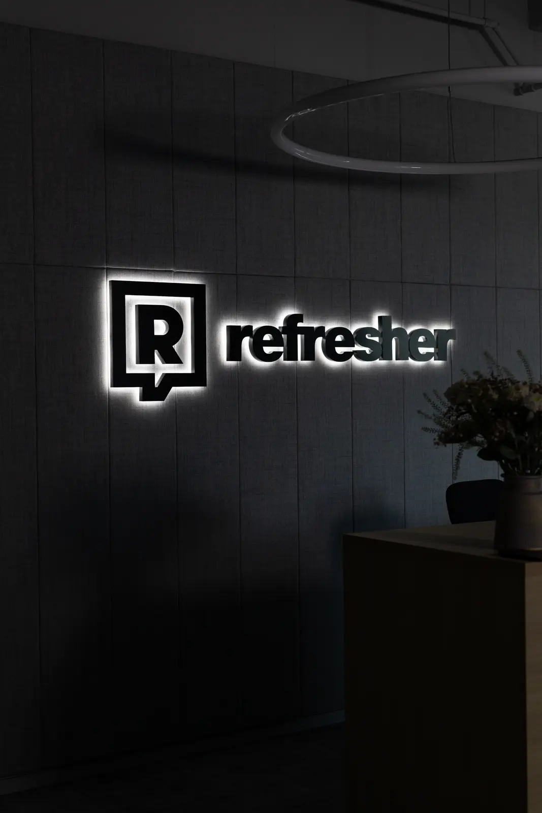 Refresher — logo na dverách — realizácia Neonworld