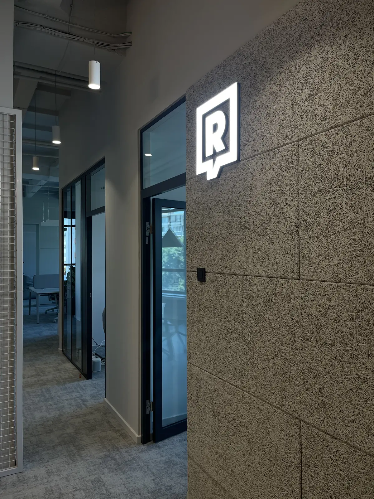 Svetelné logo Refresher — interiér — realizácia Neonworld