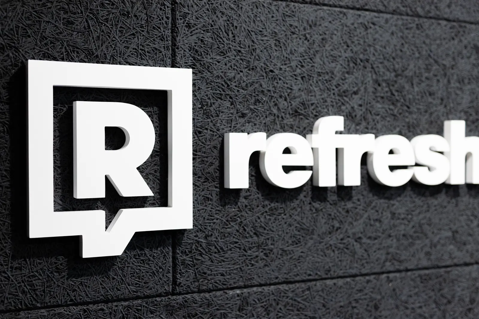 Refresher — podcast stena 2 — realizácia Neonworld
