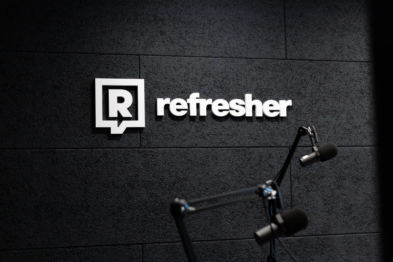 Svetelné logo Refresher — podcast stena — realizácia Neonworld
