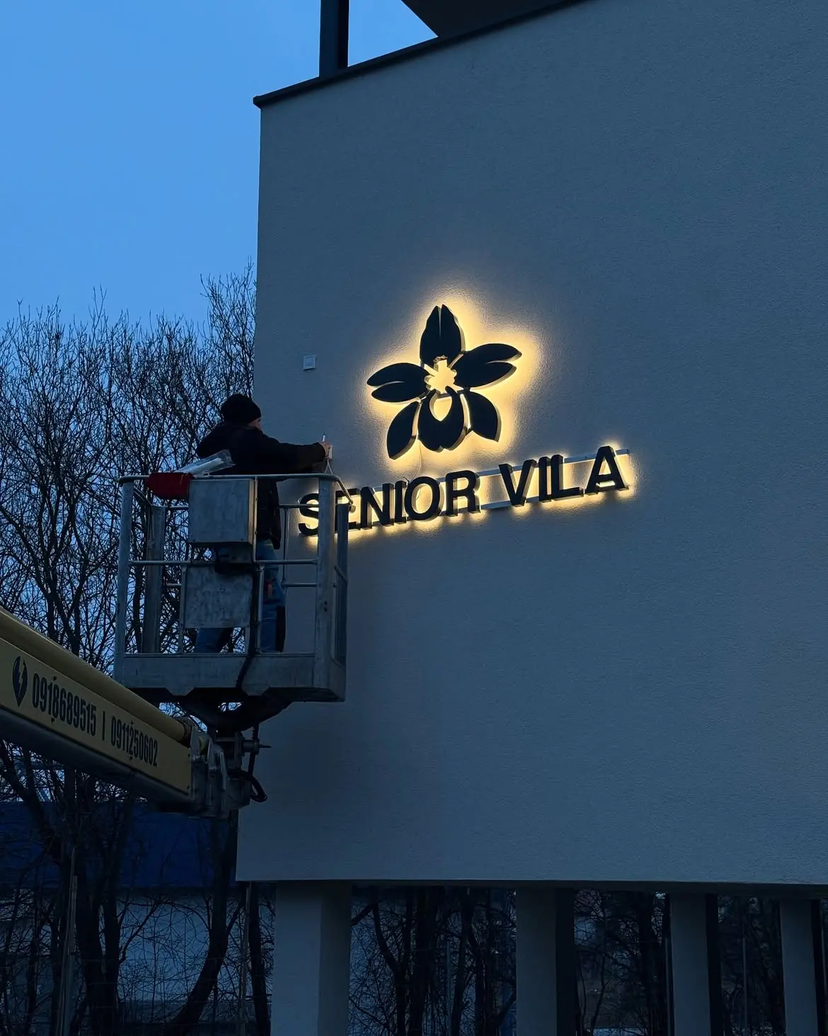 Svetelné písmená Senior Vila — realizácia Neonworld