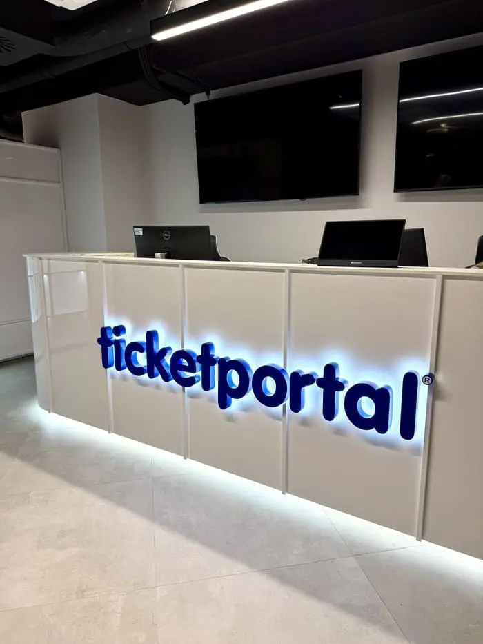 Podsvietené logo Ticketportal — realizácia Neonworld
