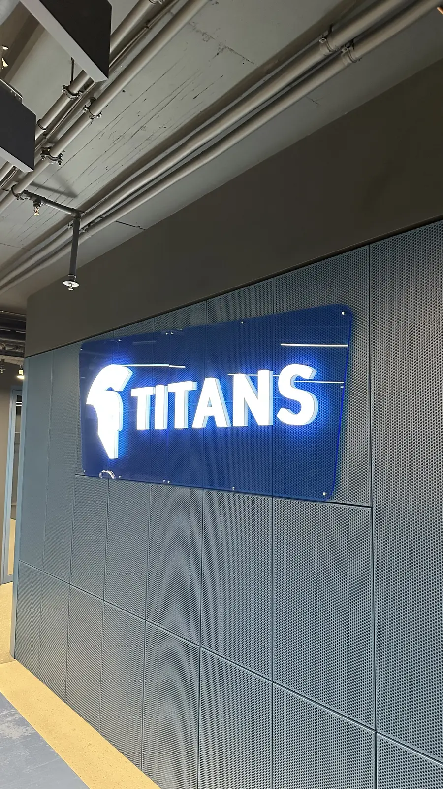 Svetelný panel Titans — realizácia Neonworld