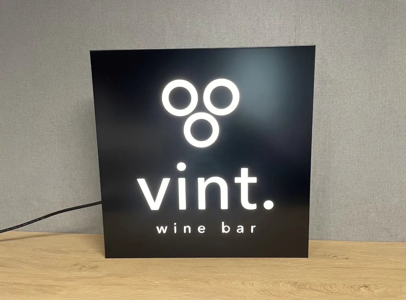 Podsvietený box Vint Wine Bar — realizácia Neonworld