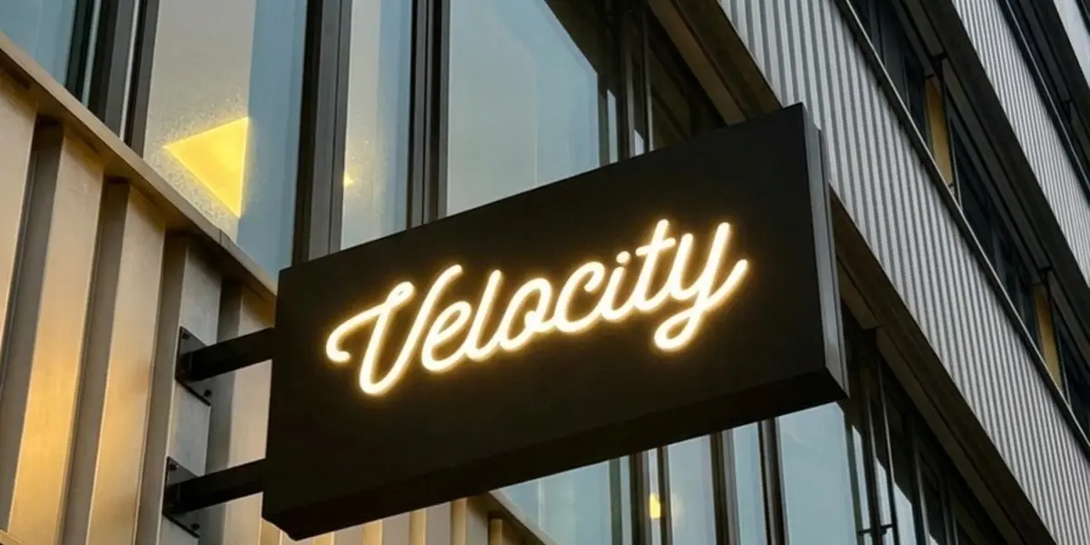 Svetelná výstrč — Velocity