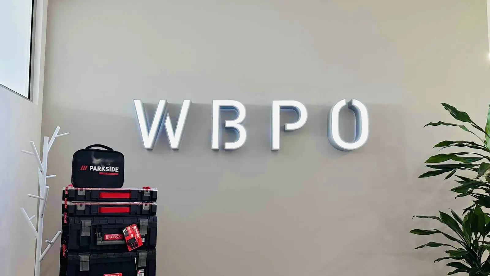 Podsvietené 3D písmená WBPO — realizácia Neonworld